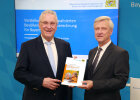 Bayerns Innenminister Joachim Herrmann und Präsident des Bayerischen Landesamts für Statistik Dr. Thomas Gößl präsentieren die Regionalisierte Bevölkerungsvorausberechnung
