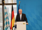 Joachim Herrmann spricht bei der Pressekonferenz zur Regionalisierten Bevölkerungsvorausberechnung